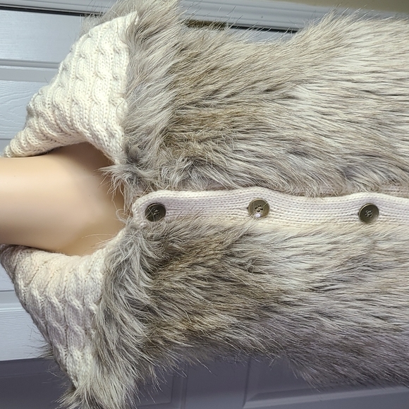 Ladies Sweater Vest - Picture 2 of 11